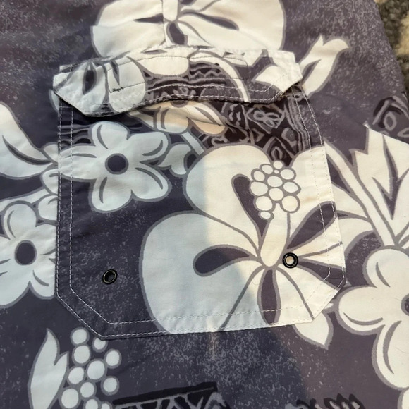 L. L. Bean board shorts grey and white Hawaiin floral print. Size 38w - Picture 3 of 6